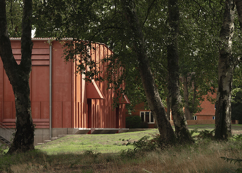 jonathan tuckey design completes red theater as part of school campus in south east england