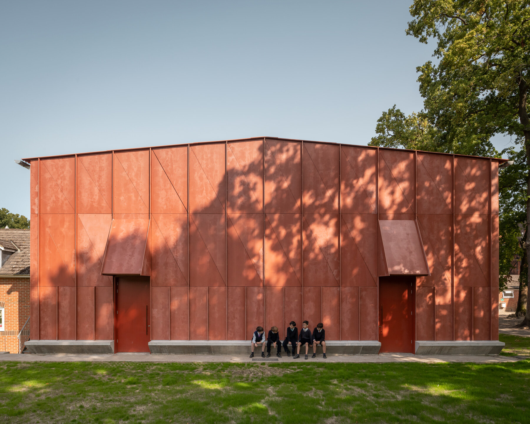 jonathan tuckey david brownlow theatre designboom 1800b