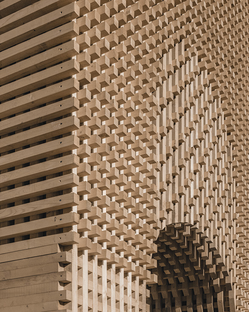 KATARSIS adds rotating triumphal arch to st. petersburg's historic architectural landscape