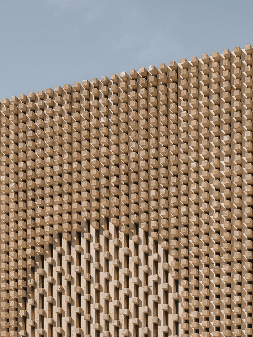 KATARSIS adds rotating triumphal arch to st. petersburg's historic architectural landscape