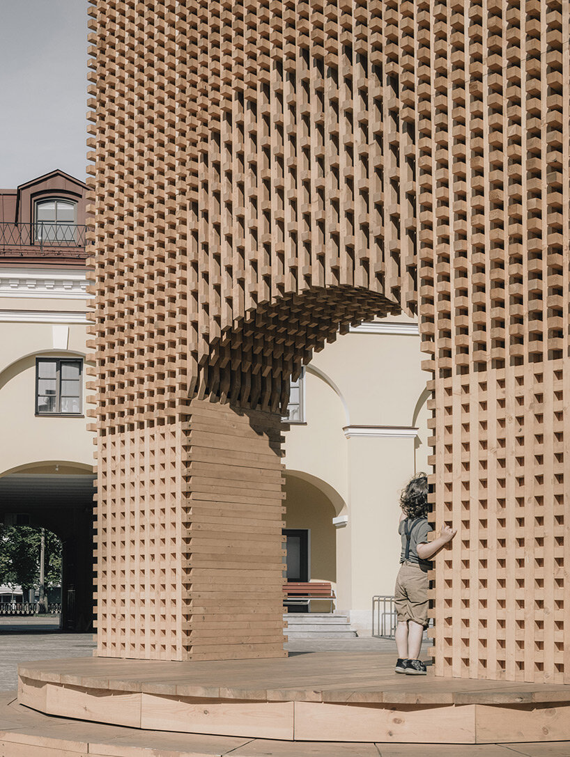 KATARSIS adds rotating triumphal arch to st. petersburg's historic architectural landscape