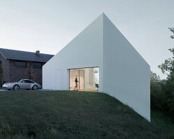 kruk rasztawicki sculpts its MJ house with dramatic angles informed by its site