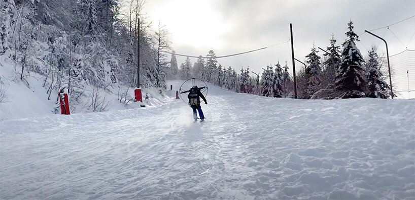 deprived of ski lifts, three friends use paramotors to go up the slopes in france