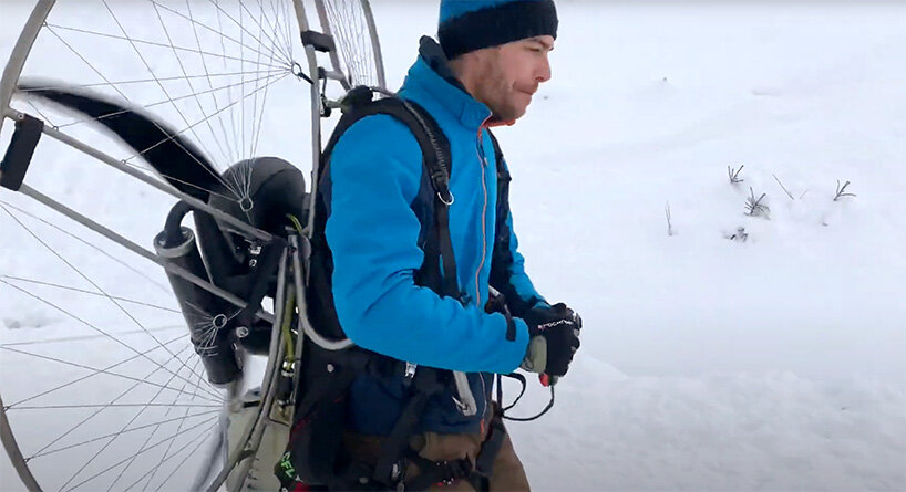 deprived of ski lifts, three friends use paramotors to go up the slopes in france