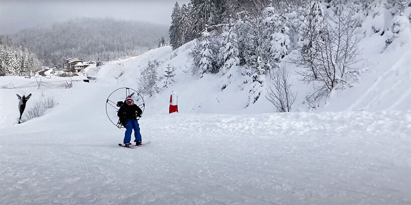 deprived of ski lifts, three friends use paramotors to go up the slopes in france