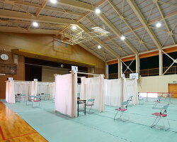 shigeru ban and VAN test paper partition system for vaccination sites in japan
