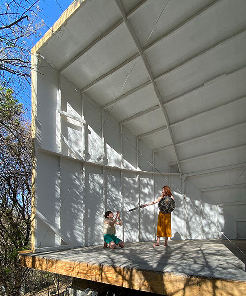 jiří příhoda shapes a home theatrical stage in austin, texas as an extraterrestrial object