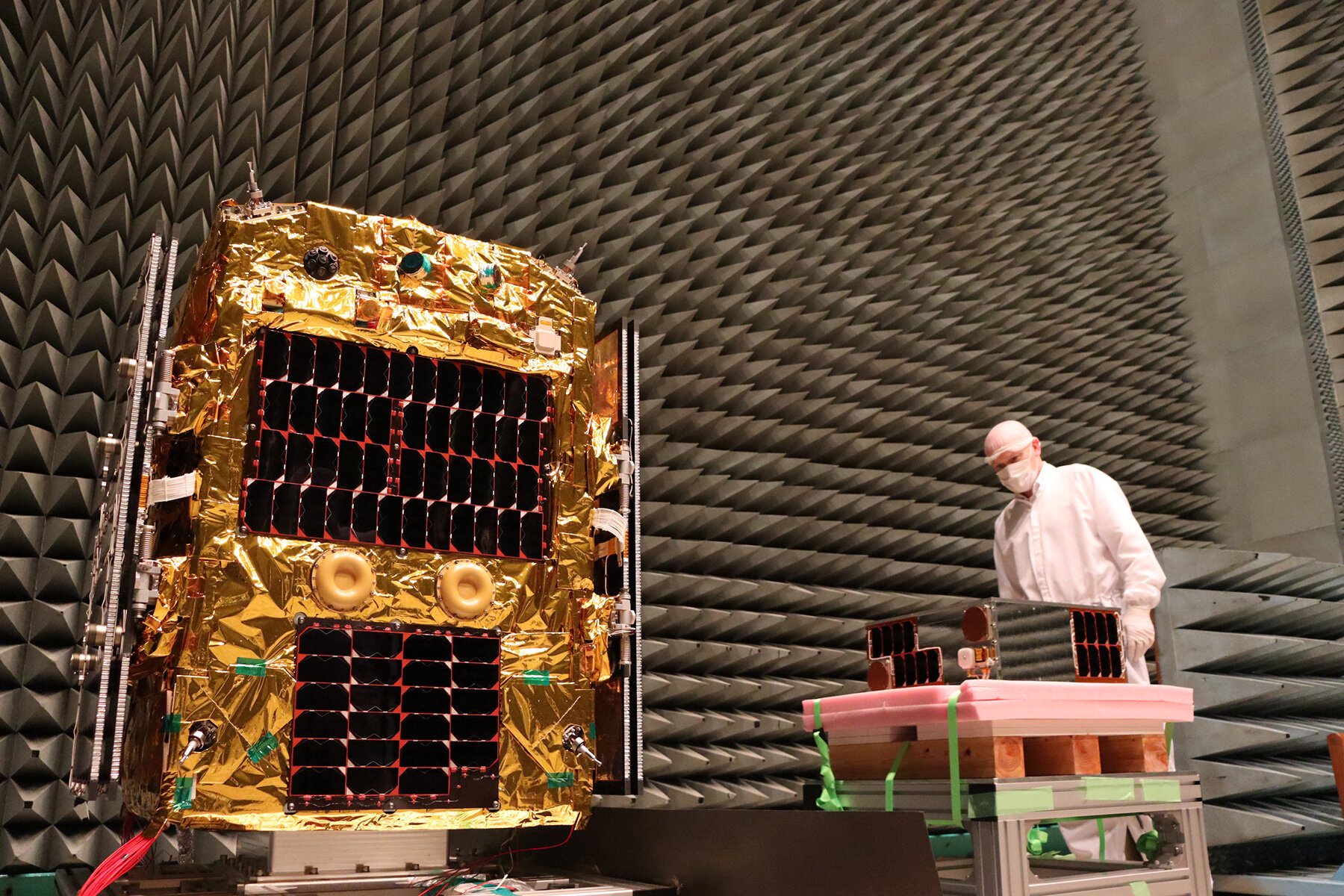 astroscale-elsa-mission-clear-space-junk-designboom-005