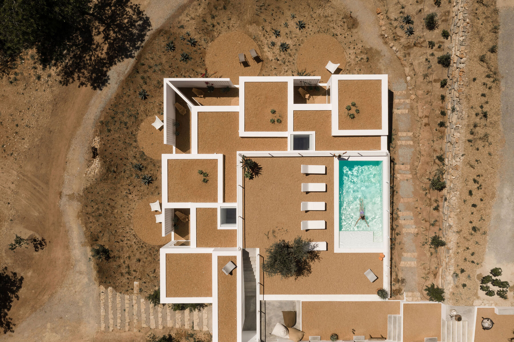 atelier-rua-casa-um-theaddresses-portugal-designboom-15