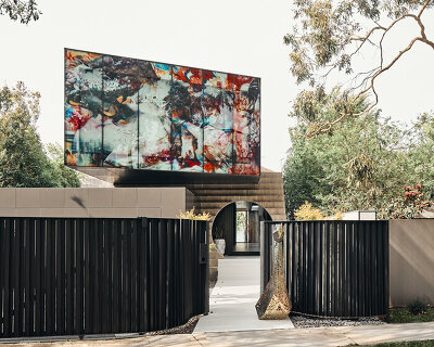 a translucent glass mural adorns the façade of JARtB house in melbourne