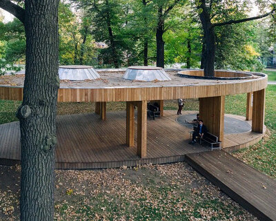wooden pavilion by narodnyi architector blends into historical center of moscow