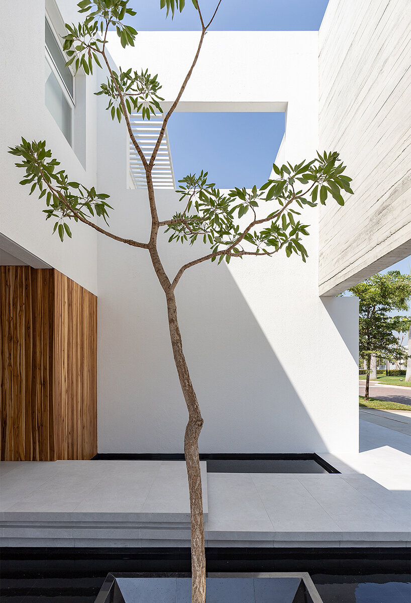 orense arquitectos designs home of serenity with mocoli house in ecuador