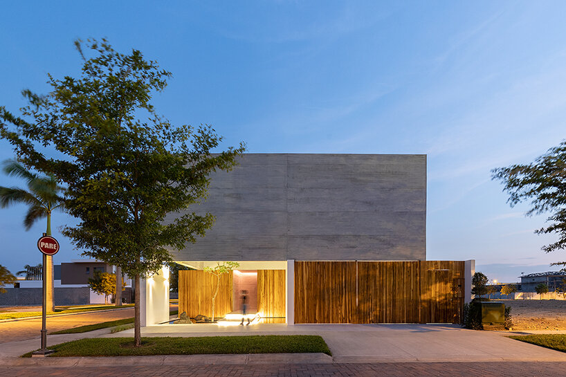 orense arquitectos designs home of serenity with mocoli house in ecuador