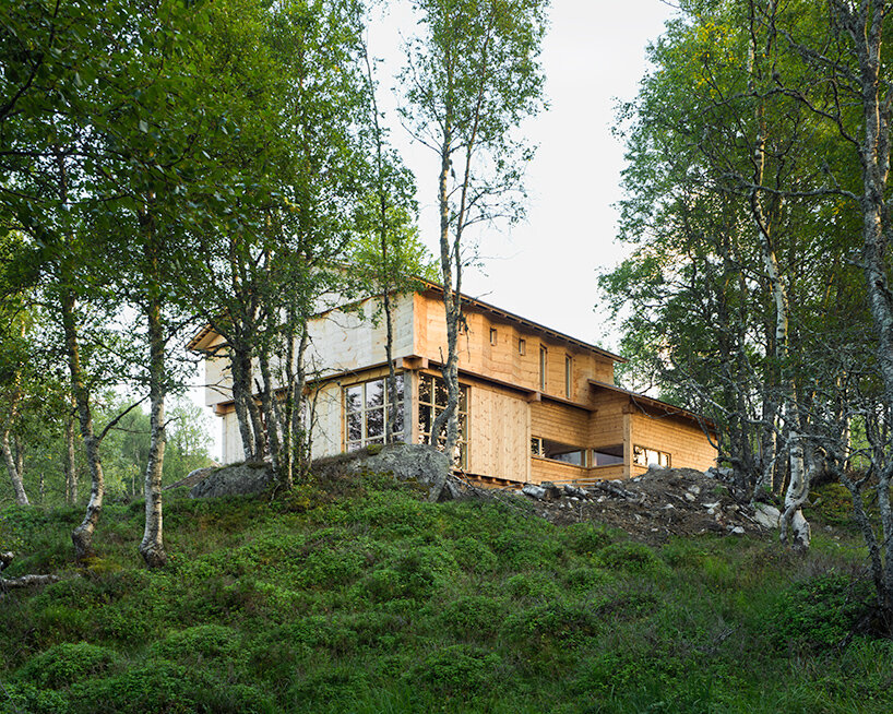 knut folstad's tømmertempelet playfully reinterprets the traditional norwegian cabin