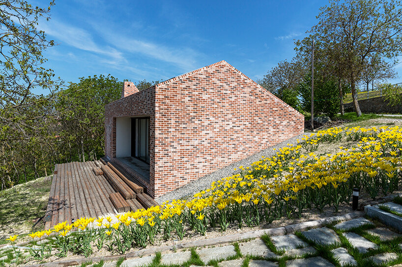 Lo studio incorpora un'abitazione in mattoni faccia nelle montagne delle Lange in Italia