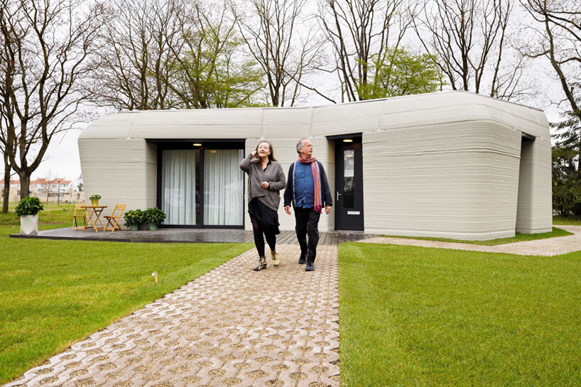 Nederlands echtpaar bezoekt Europa's eerste 3D-geprinte huis in Eindhoven, Nederland