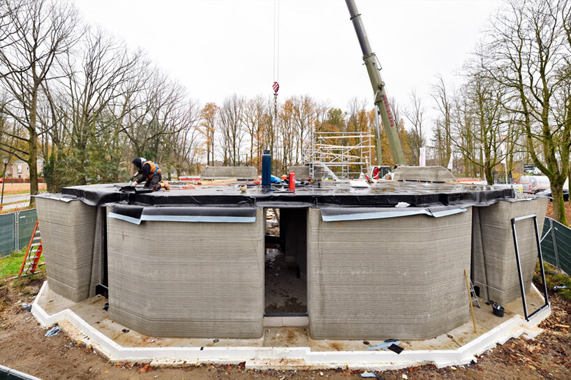 Nederlands echtpaar bezoekt Europa's eerste 3D-geprinte huis in Eindhoven, Nederland