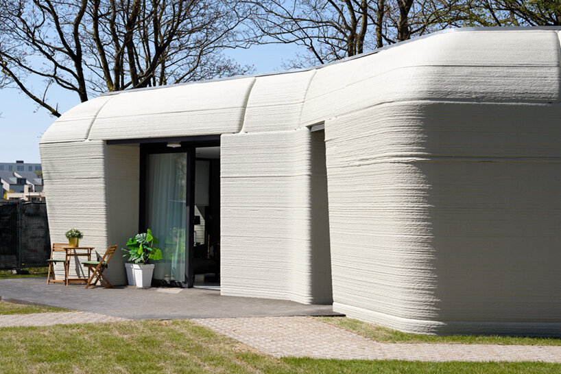 Nederlands echtpaar bezoekt Europa's eerste 3D-geprinte huis in Eindhoven, Nederland