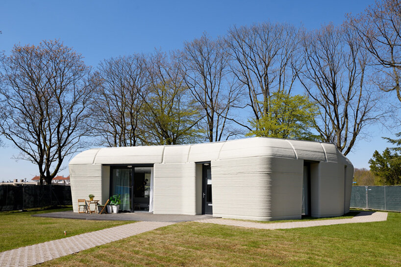 Nederlands echtpaar bezoekt Europa's eerste 3D-geprinte huis in Eindhoven, Nederland