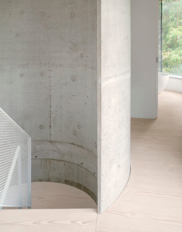 augustinundfrank/winkler architekten sets curved concrete house by a
