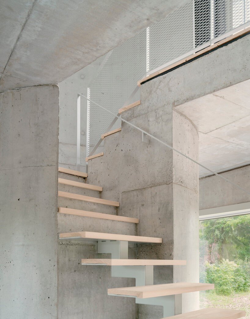 augustinundfrank/winkler architekten sets curved concrete house by a lake in germany