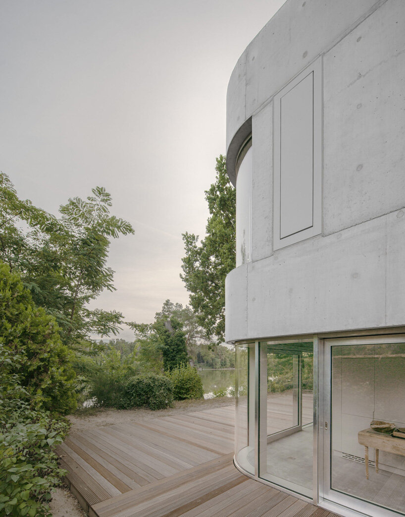 augustinundfrank/winkler architekten sets curved concrete house by a lake in germany