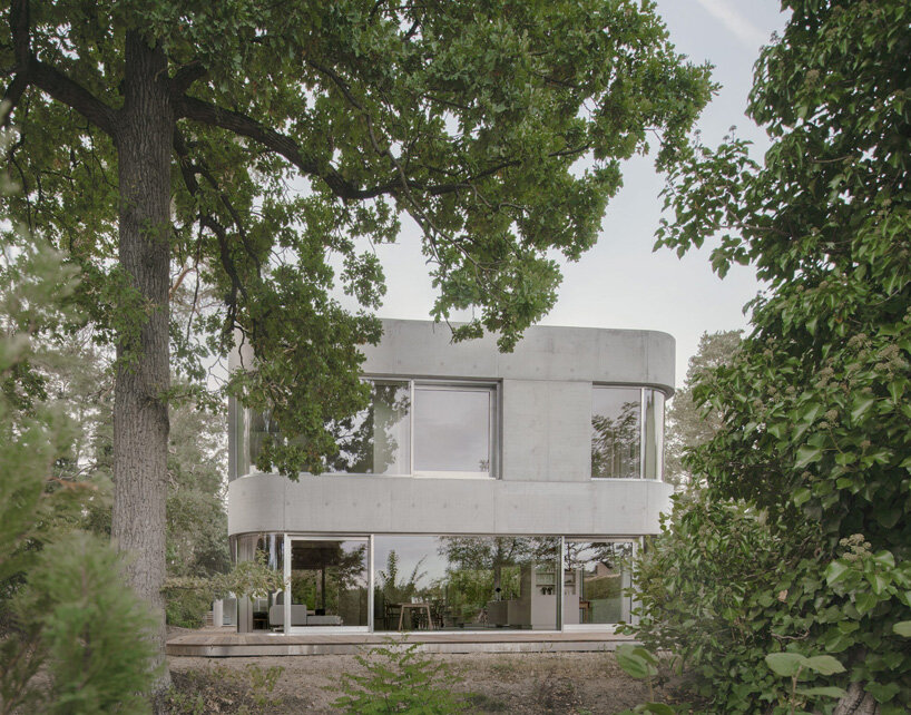 augustinundfrank/winkler architekten sets curved concrete house by a lake in germany