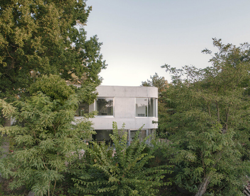 augustinundfrank/winkler architekten sets curved concrete house by a lake in germany