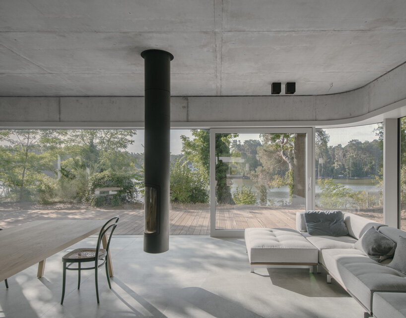 augustinundfrank/winkler architekten sets curved concrete house by a lake in germany