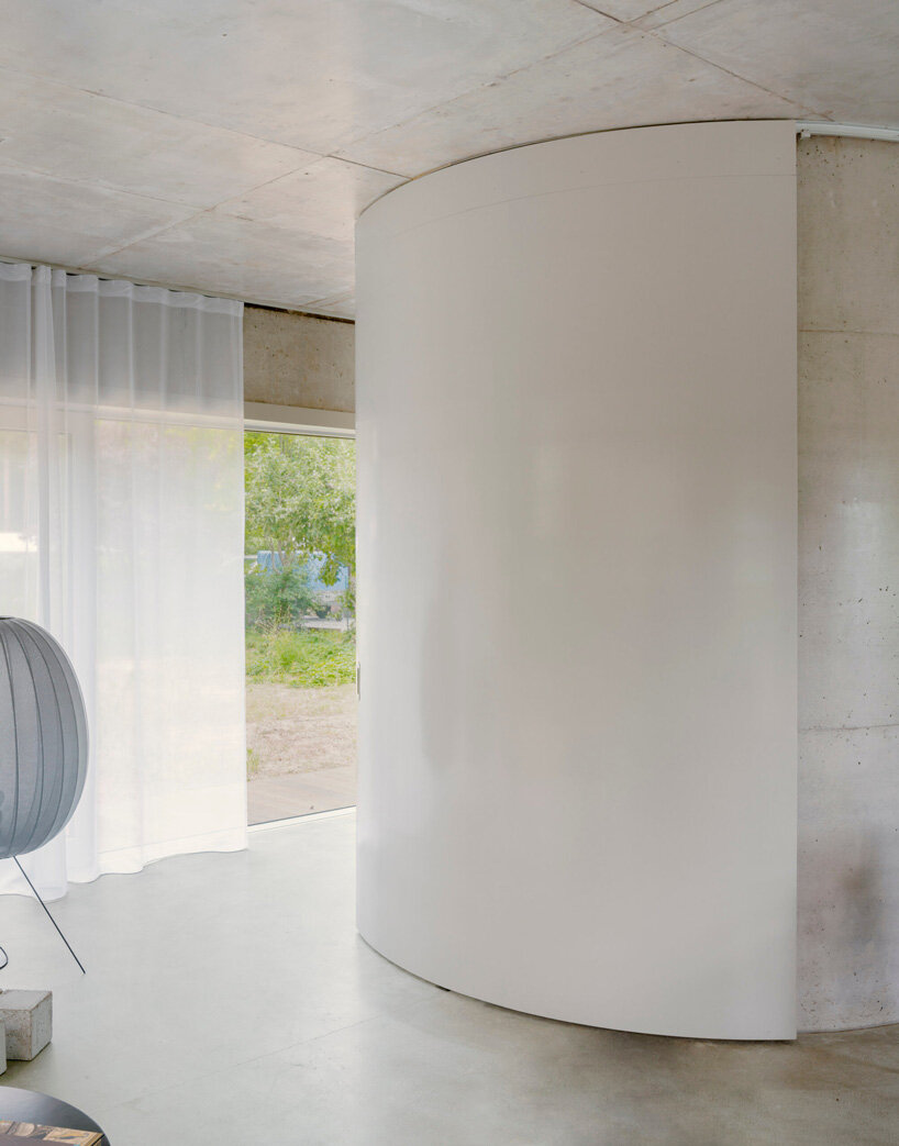 augustinundfrank/winkler architekten sets curved concrete house by a lake in germany