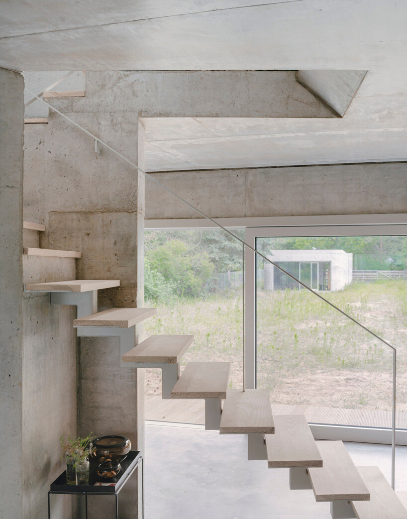 augustinundfrank/winkler architekten sets curved concrete house by a lake in germany