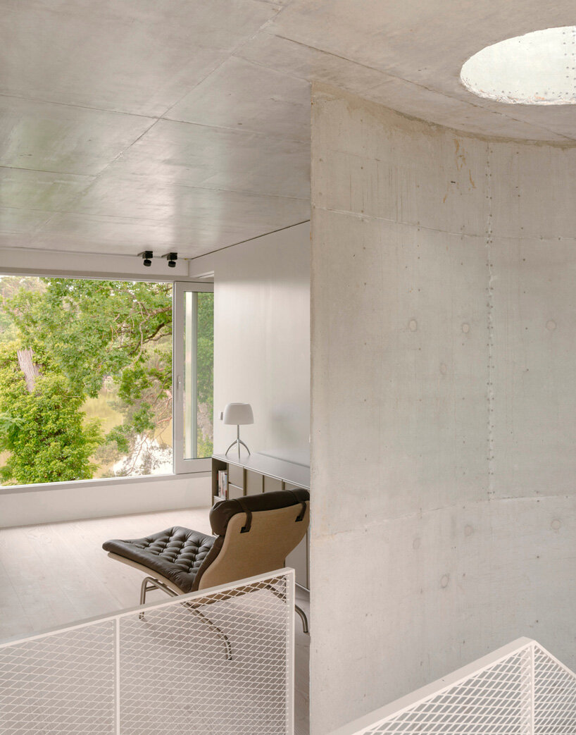 augustinundfrank/winkler architekten sets curved concrete house by a lake in germany