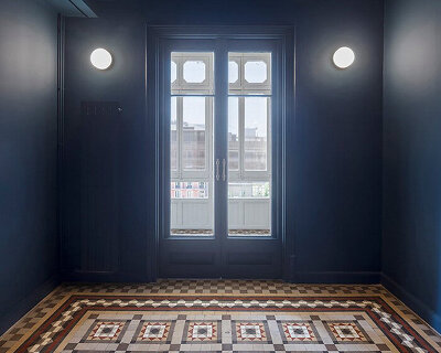 CRÜ studio restores ‘la carla’, a modernist apartment in the heart of barcelona