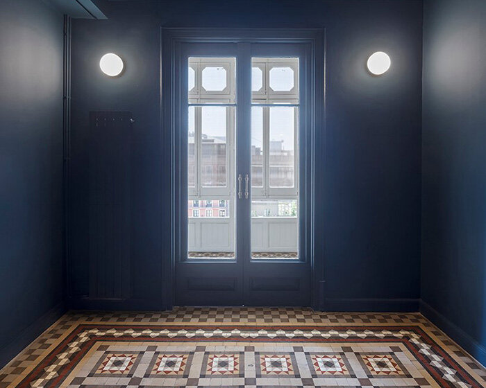 CRÜ studio restores ‘la carla’, a modernist apartment in the heart of barcelona