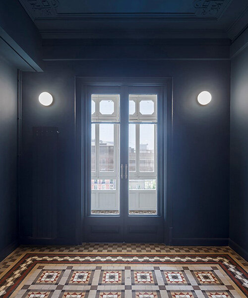 CRÜ studio restores ‘la carla’, a modernist apartment in the heart of barcelona
