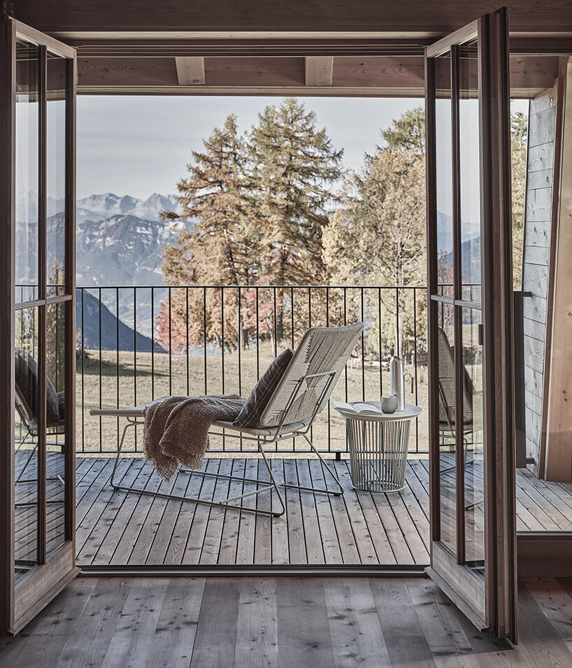 FLEXFORM'S 2021 in & outdoor collections decorate cozy winter cabin