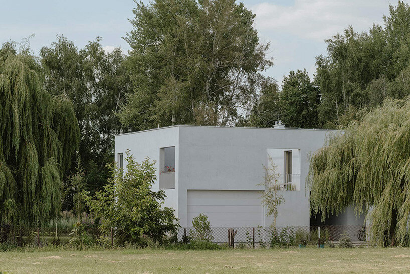 MFRMGR inserts cutout terraces to cuboid concrete house settling within ...