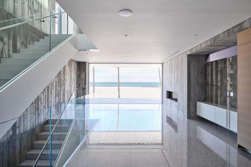 dan brunn curates a dwelling that is 'positively negative' along venice beach