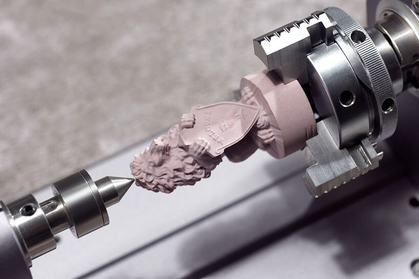 snapmaker's rotary module allows to carve or 3D print 360°