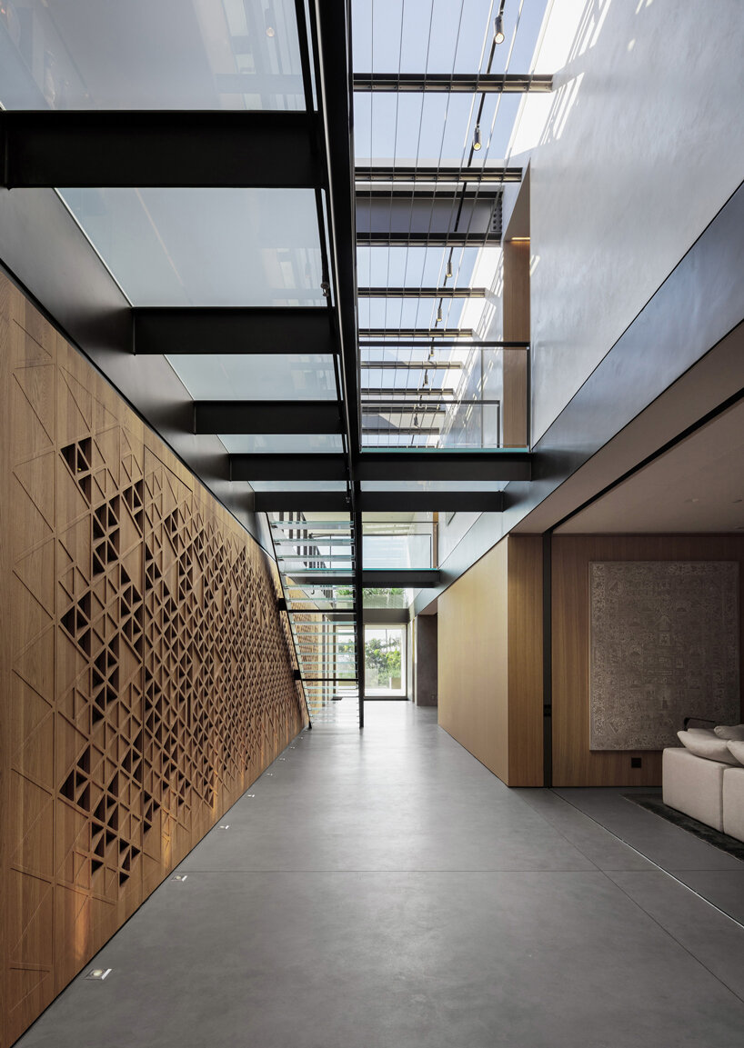 SPF:architects tops 'bronze house' with giant cantilevered trellis in hollywood hills