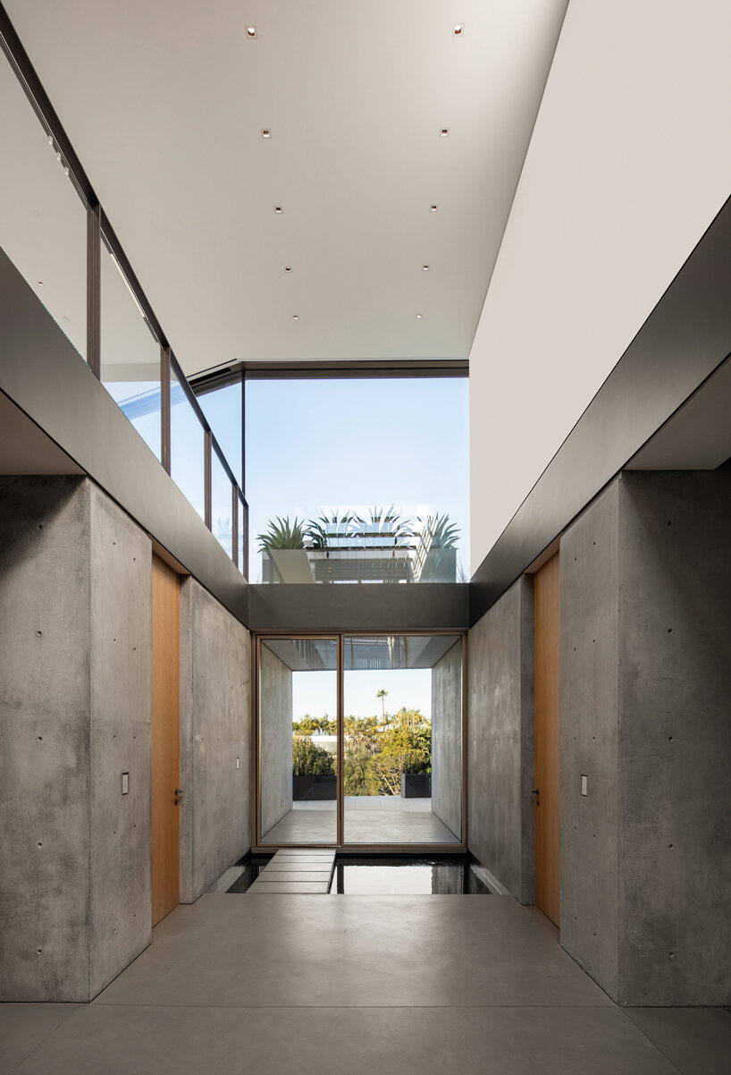 SPF:architects tops 'bronze house' with giant cantilevered trellis in hollywood hills