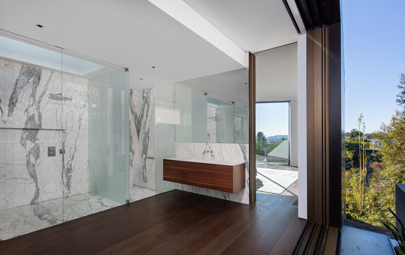 SPF:architects tops 'bronze house' with giant cantilevered trellis in hollywood hills