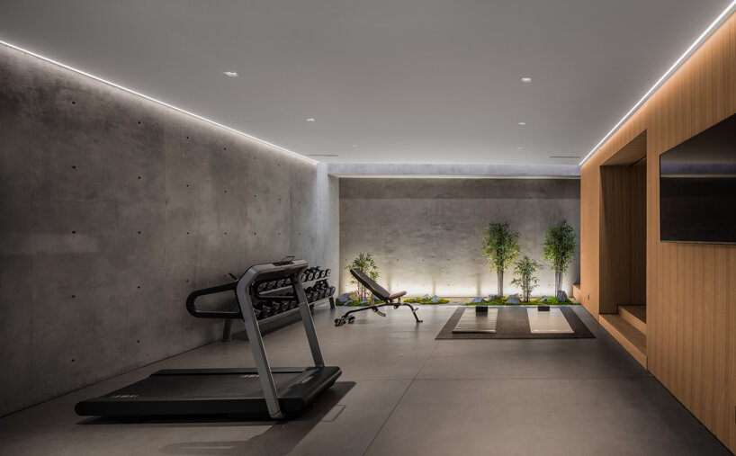 SPF:architects tops 'bronze house' with giant cantilevered trellis in hollywood hills