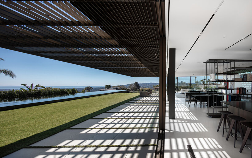SPF:architects tops 'bronze house' with giant cantilevered trellis in hollywood hills