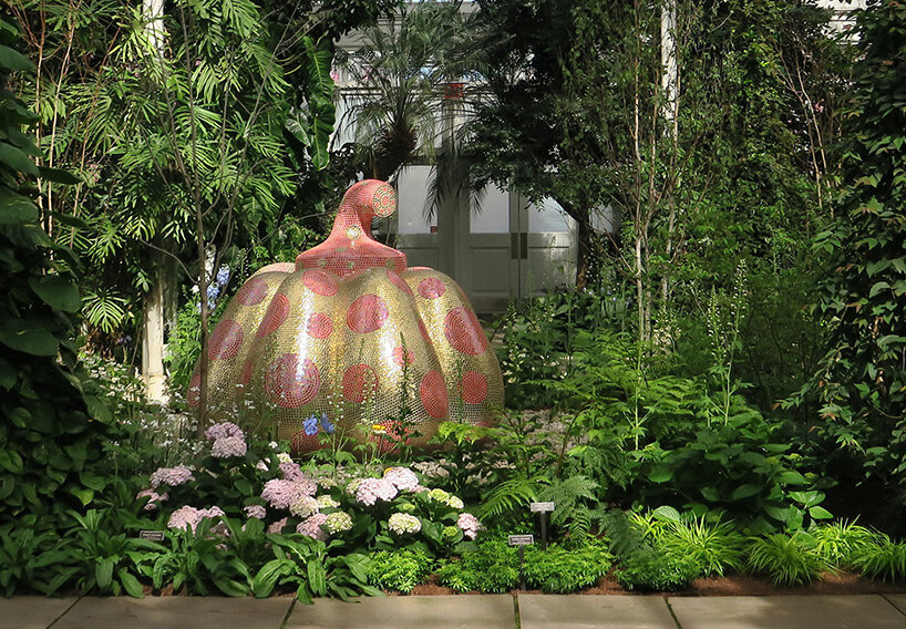 yayoi kusama plants polka-dotted trees and colossal dancing pumpkins across the new york botanical garden