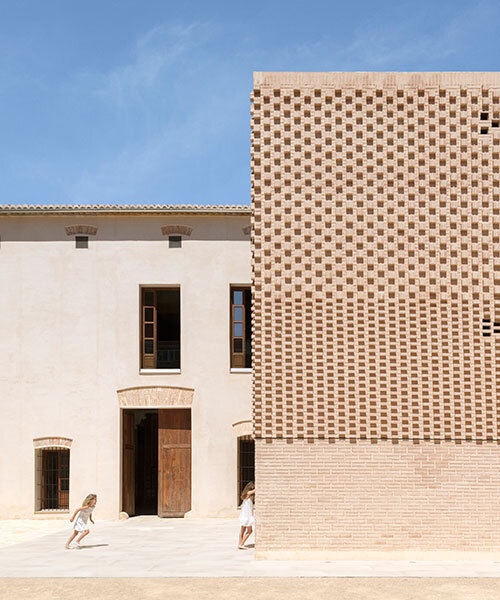 TRAZIA renovates a ruinous spanish convent to introduce its museo casa ayora