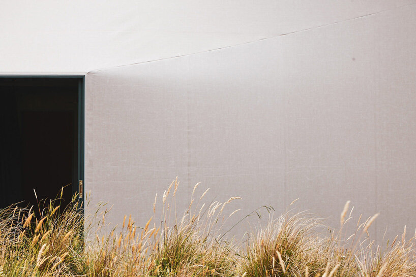 three volumes cluster around open courtyard in new zealand home by cheshire architects