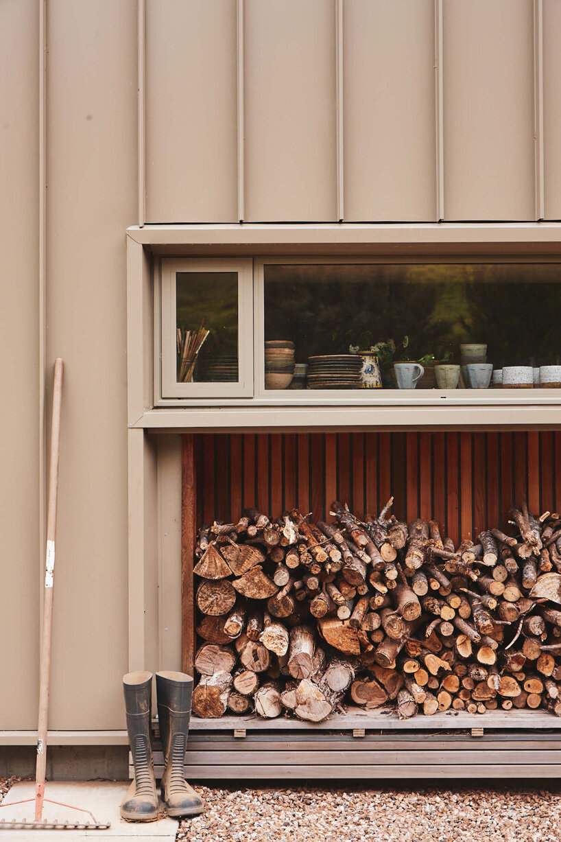 three volumes cluster around open courtyard in new zealand home by cheshire architects