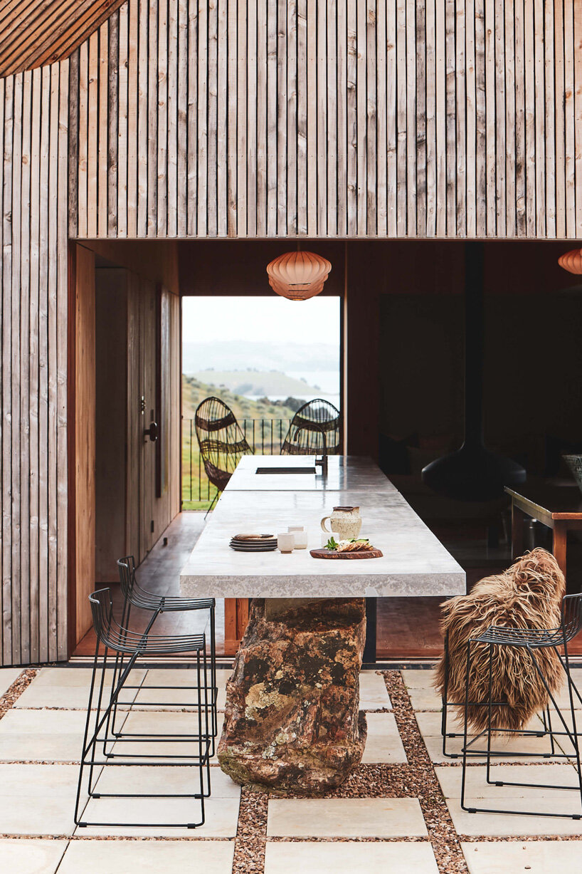 three volumes cluster around open courtyard in new zealand home by cheshire architects