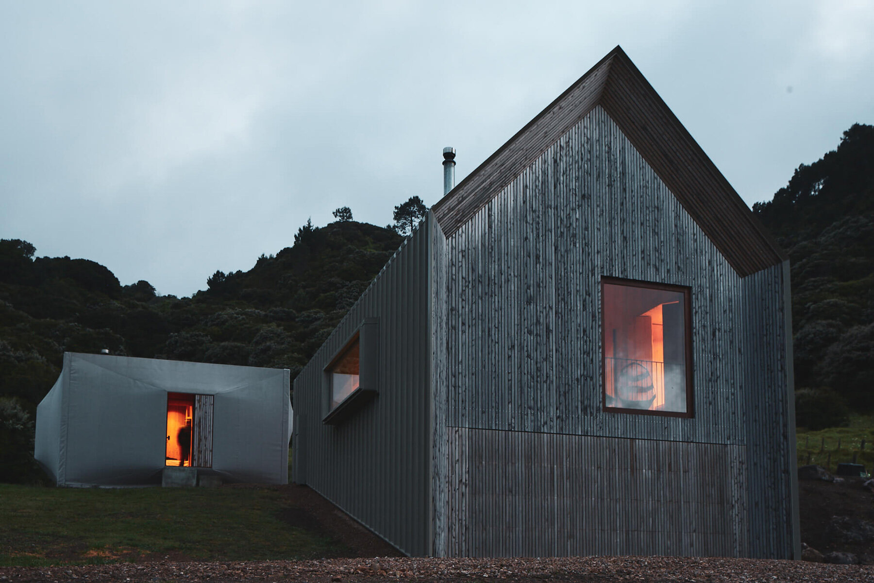 cheshire-architects-awaawaroa-bay-house-new-zealand-designboom-large